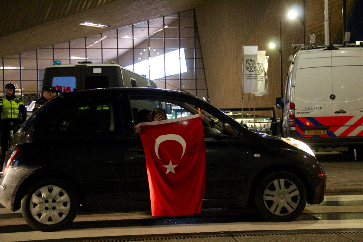 Hollanda'da Türkler PKK'yı protesto etti