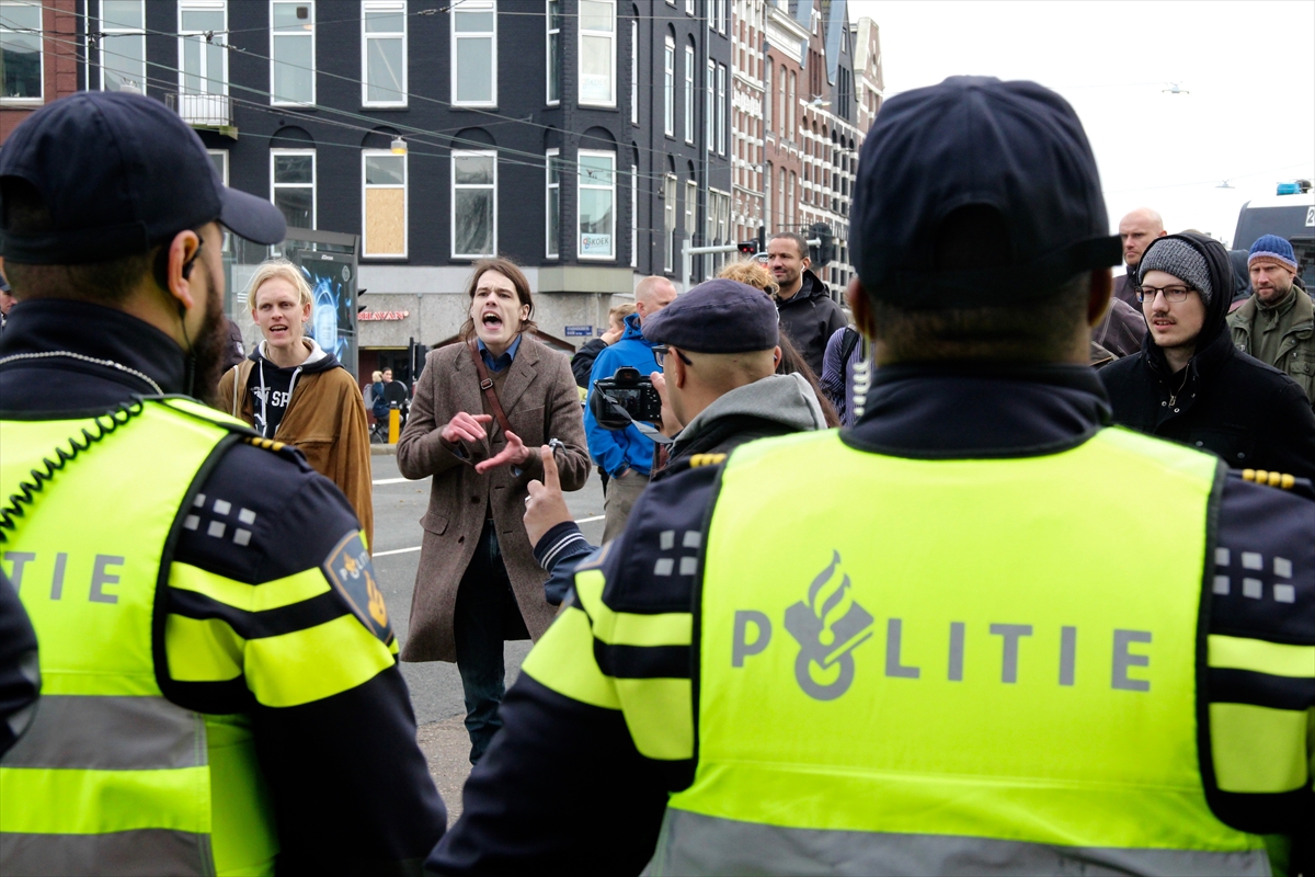 Amsterdam'da ırkçı PEGIDA yürüyüşü