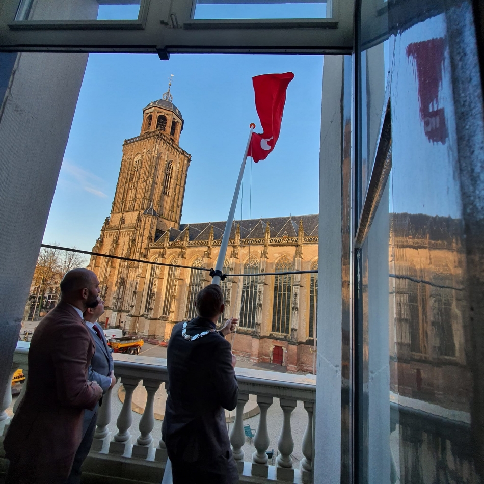 Hollanda'da belediye binalarına Türkiye'ye destek için Türk bayrakları asılmaya devam ediyor