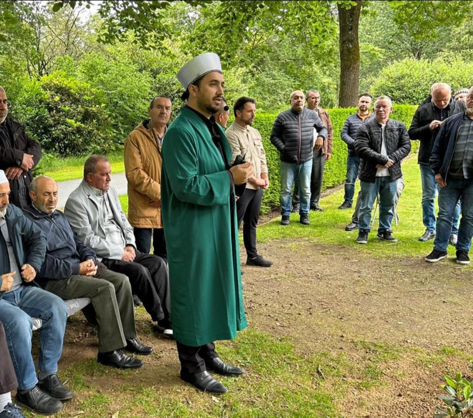 Hollanda'da Arife Günü Mezarlık Ziyaretleri: Dualar ve Kabir Sohbetleri