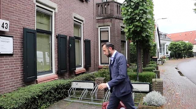 Hollanda'da eğitim hayatında yaşadığı zorluklara ve engellere rağmen doktor oldu