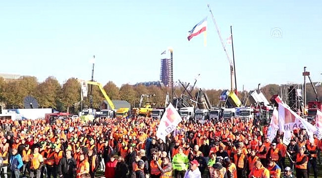 Hollanda'da inşaat sektörü çalışanlarından hükümet karşıtı protesto