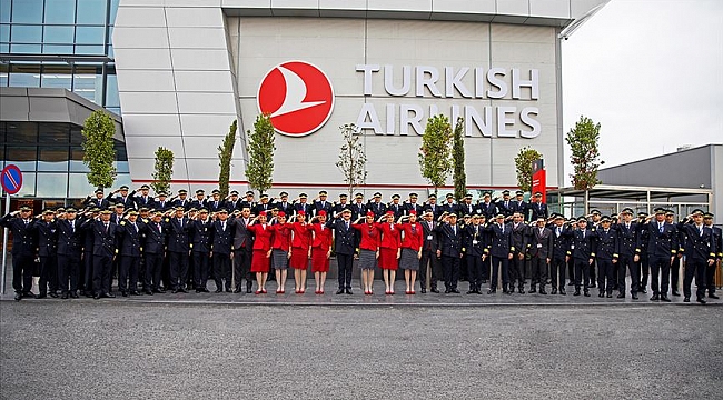 THY'nin pilot ve kabin memurlarından Mehmetçik'e asker selamı