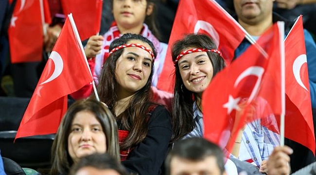 Hollanda Türkiye'ye farklı yenildi 0-8