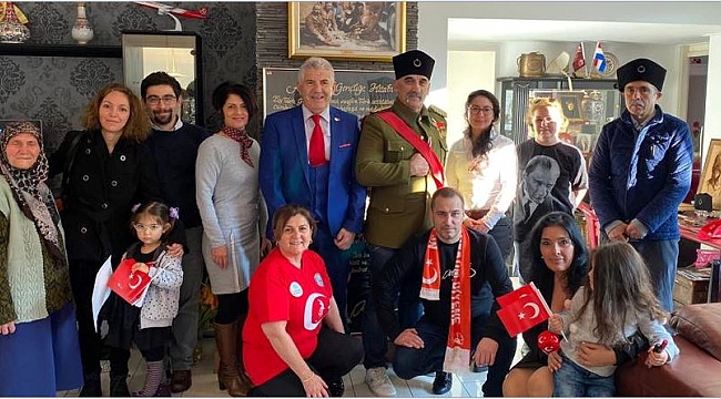 Hollandalı Türkler Atatürk sokağında Atatürk'ü andılar