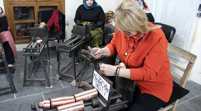 Gaziantep'ten Hollanda'ya "Osmanlı lalesi" motifli bakır matara ihraç ediyorlar