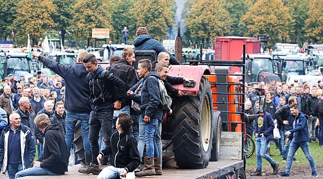 Hollanda'da öfkeli çiftçiler, traktörleriyle yeniden yollara çıkacak