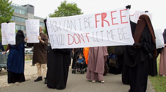 Hollanda'da burka yasağı protestosu