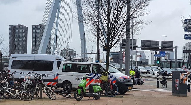 Rotterdam Erasmus Köprüsü'nde takla atan otomobilde dördü çocuk altı kişi yaralandı