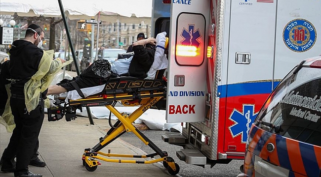New York'ta önlükleri tükenen bazı hemşireler Kovid-19'dan korunmak için çöp poşeti giydi