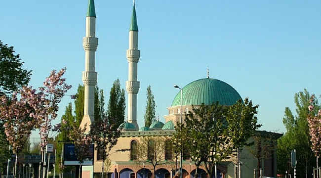 Almanya ve Hollanda'da Müslümanlara hoparlörden ezan jesti