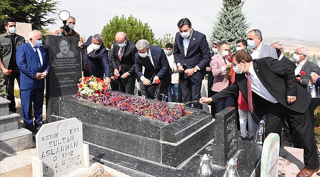 "Bozkırın Tezenesi" Neşet Ertaş Kırşehir'deki mezarı başında anıldı