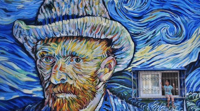 Mersin'de 36 yıllık binanın dış cephesi Van Gogh'un "Yıldızlı Gece" eseriyle kaplandı