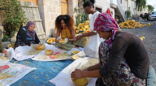 Yabancı modeller Kapadokya'da pekmez kaynatıp salça yaptı