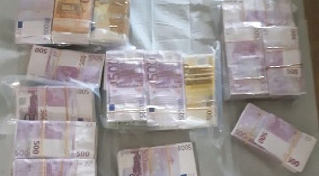 Rotterdam polisi bir evin tuvaletteki gizli bölümünde üç milyon avro buldu