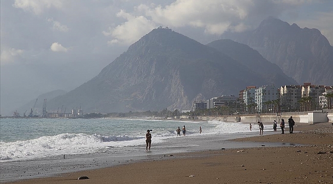 Antalya'da aralıkta deniz keyfi