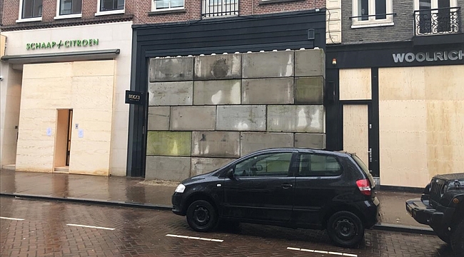 Amsterdam'da mağazalar yağmalamaya karşı tahta plaka ve beton bloklarla önlem alıyor