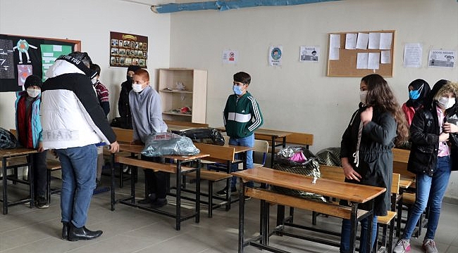 Avrupa'dan gelen Türk iş insanları Ağrılı çocukları kışlık giysi yardımıyla sevindirdi