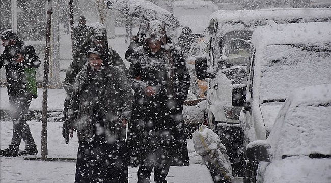 Beklenen kar geldi ve Hollanda'ya yılın ilk karı yağıyor