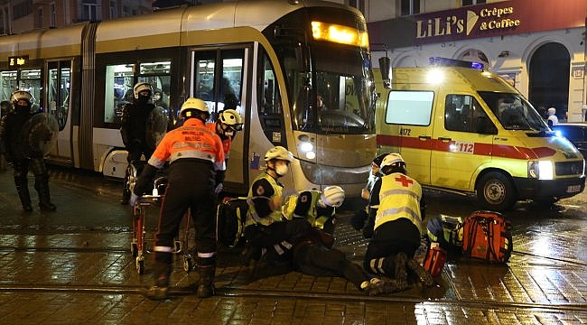 Belçika'daki gösterilerde polis merkezinin girişi ve bir araç ateşe verildi