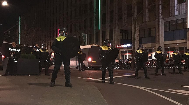 Hollanda'da Kovid-19 önlemlerine karşı gösterilere polis müdahale etti