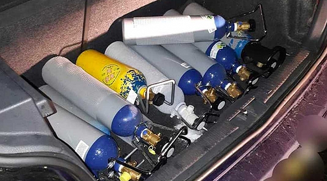 Hollanda'da saat 180 km hızla giden sürücünün arabasında 12 tüp gülme gazı çıktı