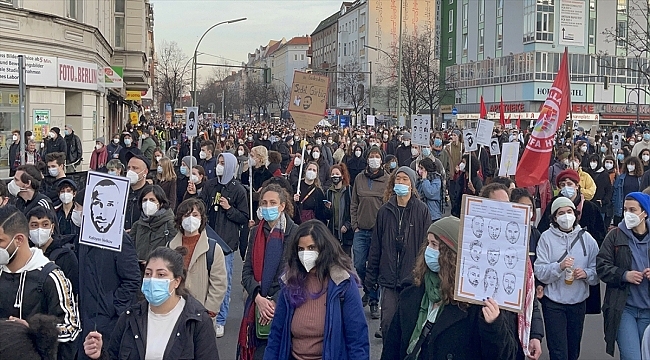 Almanya'da ırkçı terör saldırısında hayatını kaybedenlerin anıldığı yürüyüşe binlerce kişi katıldı