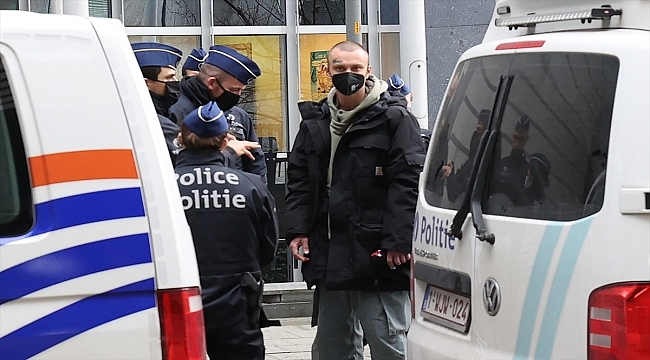 Avrupa Parlamentosu önünde "canlı yarasa yemek isteyen" aktivist gözaltına alındı