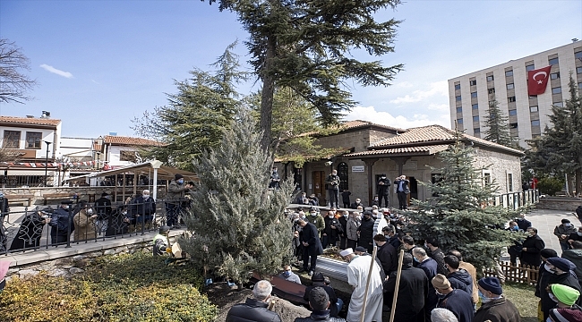 Almanya'da Kovid-19'dan vefat eden Erzurumlu halk ozanı Yusuf Polat son yolculuğuna uğurlandı