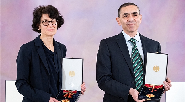 Almanya'da Prof. Dr. Uğur Şahin ve eşi Dr. Özlem Türeci'ye liyakat nişanı verildi
