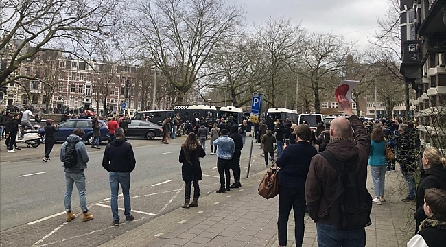 Amsterdam'da Kovid-19 önlemleri karşıtı gruba polis müdahale etti