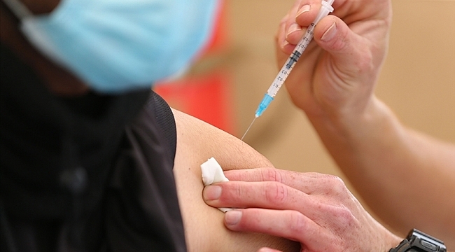 Hollanda, AstraZeneca aşısını uygulamaya devam edecek