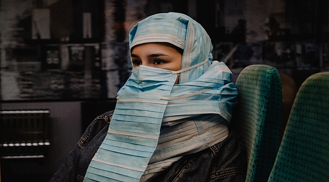 Hollanda'da Türk sanatçı, tasarladığı maskeli burka ile ülkedeki burka ve peçe yasağını protesto etti