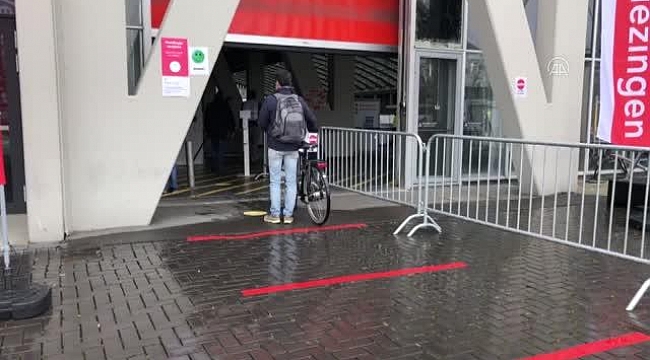 Hollanda'da oy verme işlemi devam ediyor-Seçmenler oy kabinine bisikletleriyle geldi