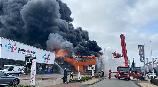 Rotterdam'da Türk Mobilya mağazasında yandı