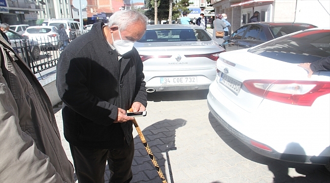 Banka güvenlik görevlisinin dikkati, emekli gurbetçiyi dolandırılmaktan kurtardı