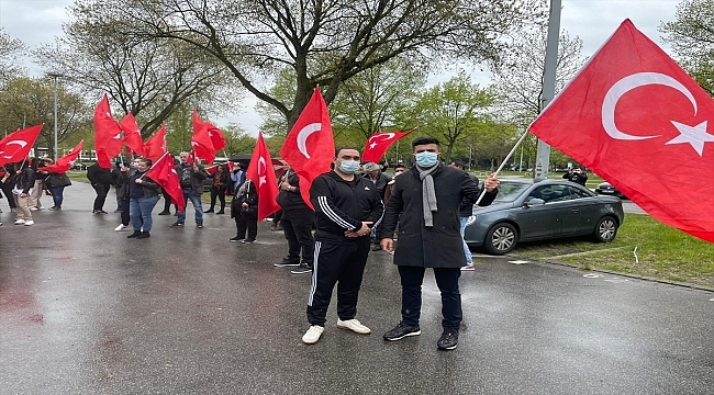 Almanya'da polis şiddeti Duisburg'da oluşturulan araç konvoyuyla protesto edildi