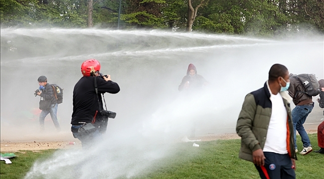 Belçika'da parkta parti düzenlemek isteyen gençlere polis müdahale etti