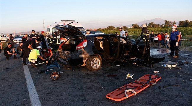 Aksaray'da gurbetçilerin bulunduğu otomobil düğün konvoyundaki otomobillerle çarpıştı: 2 ölü 6 yaralı