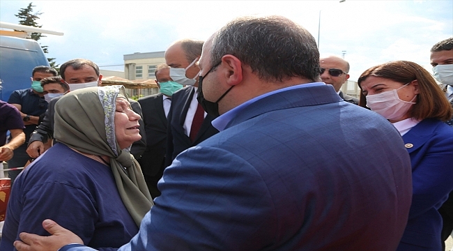 Bakan Varank, Kapıkule Sınır Kapısı'nda ana vatana gelen gurbetçileri karşıladı: