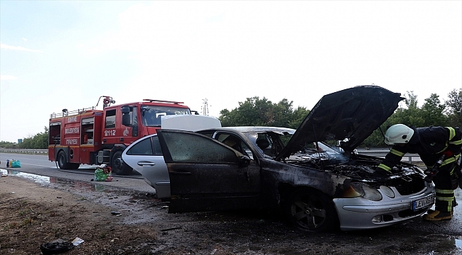 Edirne'de memleketine giden gurbetçinin otomobili tamamen yandı 
