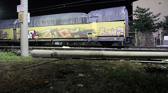 Edirne'de fırtına nedeniyle "arabalı tren" vagonlarının üzerine elektrik direkleri devrildi