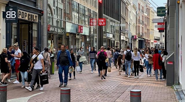 Hollanda'da günlük Kovid-19 vaka sayısı yeniden 10 binin üzerine çıktı