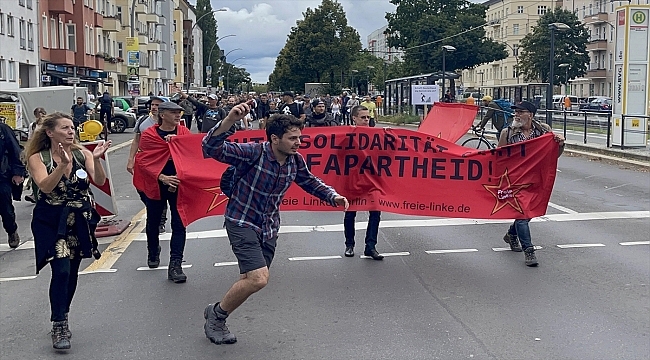 Almanya'da hükümetin Kovid-19 salgınıyla mücadele politikası protesto edildi