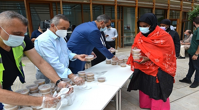 Almanya'da Muharrem ayı dolayısıyla aşure dağıtıldı