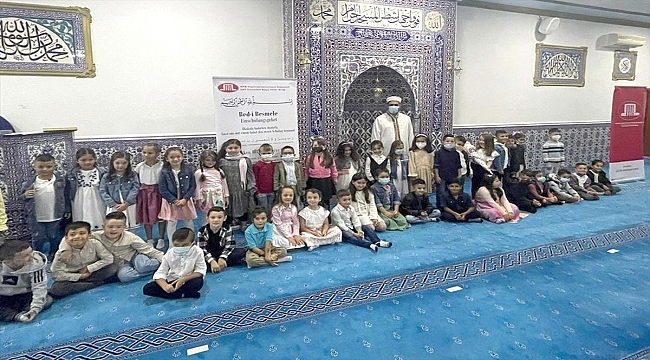 Almanya'da Müslüman öğrenciler okullarına camilerde dua ederek başladı