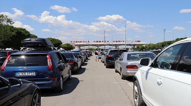 Dönüş yoluna geçen gurbetçiler Kapıkule'de yoğunluk oluşturuyor