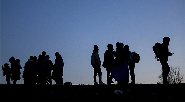 Hollanda Afgan göçmenleri sınır dışı etme planını askıya aldı