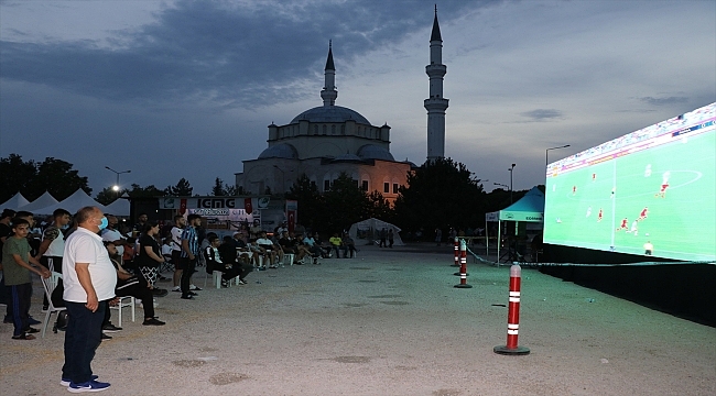Kapıkule'de sıra bekleyen gurbetçiler, Türk takımlarının Avrupa kupalarındaki maçlarını dev ekrandan izledi