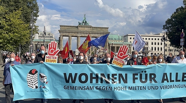 Almanya'da artan konut fiyatları Berlin'de binlerce kişi tarafından protesto edildi